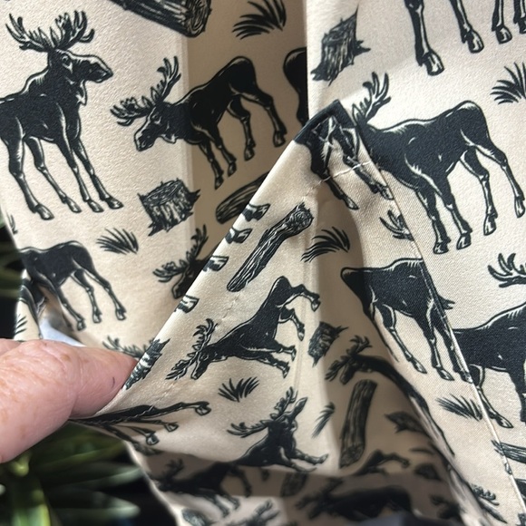 Revel Bobby Timberline Scrub,v-neck,hip pockets,1 double,slit sides,Moose,logs - Picture 2 of 10